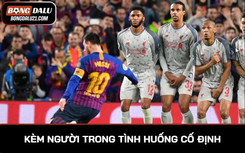 Kèm người trong tình huống cố định để ngăn cản các tình huống có tính uy hiếp trực tiếp đến khung thành